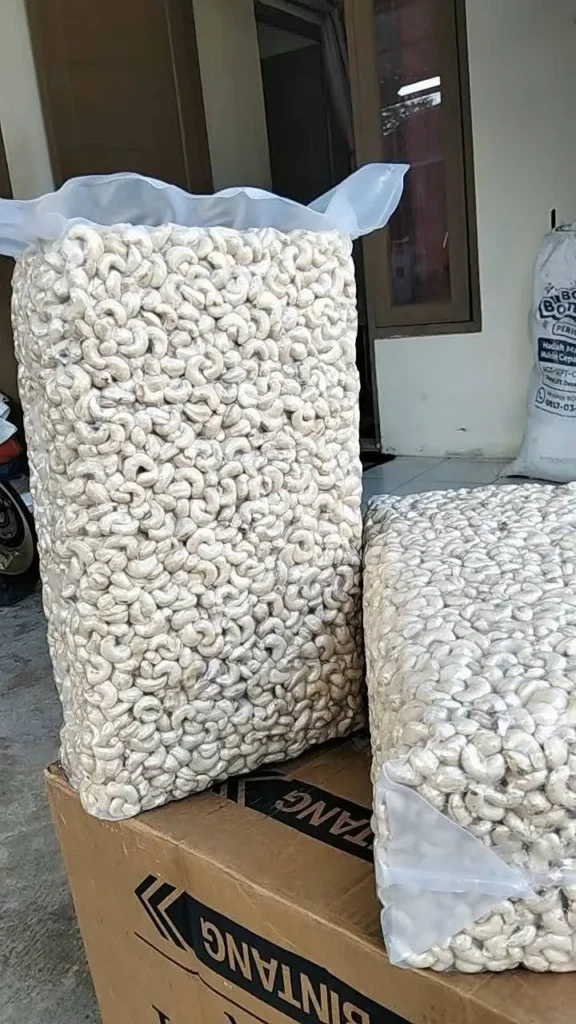 Kacang mete W320